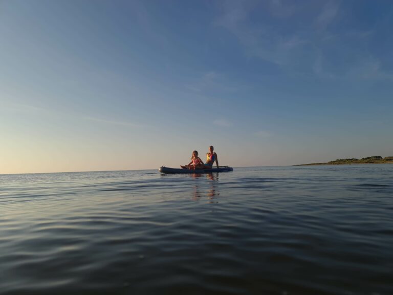 Saulrieta baudīšana uz ūdens - viesu nama apkārtnē